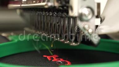 机器人缝纫机。 自动缝纫机。 一种在黑色上有红色螺纹的自动机器刺绣图案
